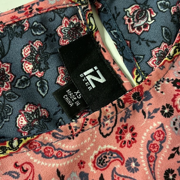 IZ Byer Women’s Cold Shoulder Top Women’s XS Floral Boho Pink Blue - Picture 8 of 10